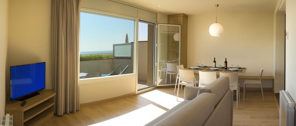 Apartamentos Voramar Castelldefels Kültér fotó
